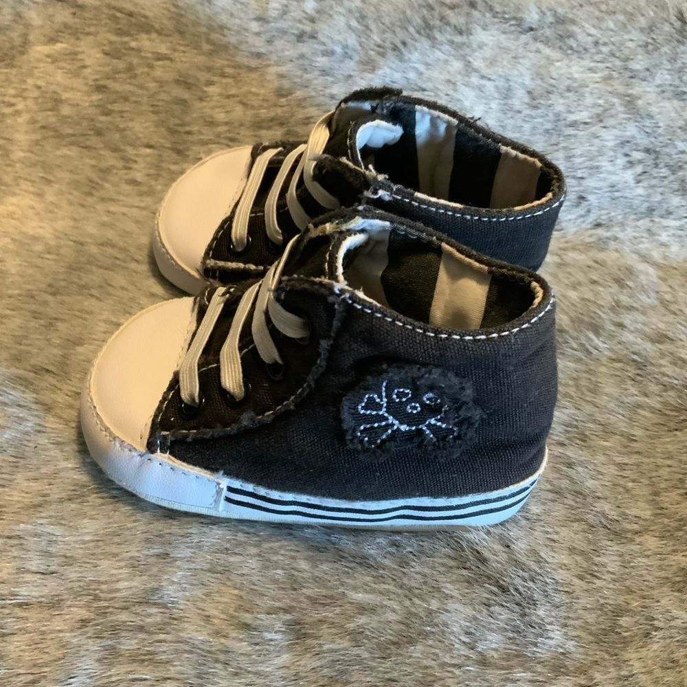 Infant Black & White Skull Shoes Size 2C